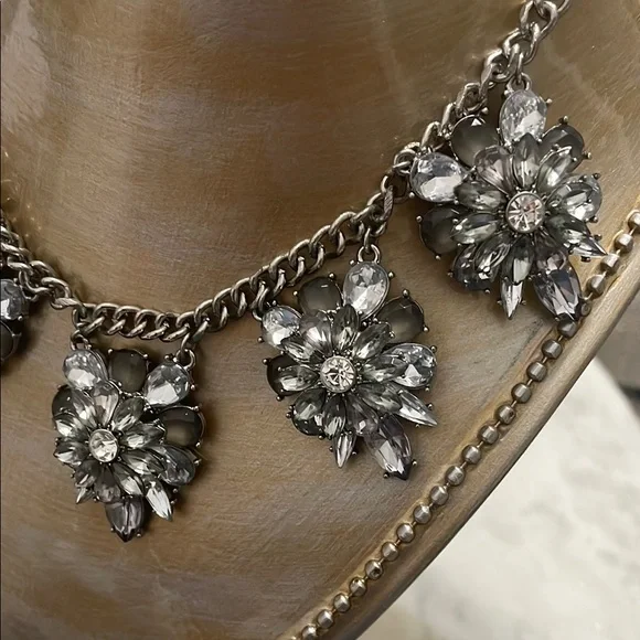 Elegant Silver Floral Necklace - Picture 1 of 9